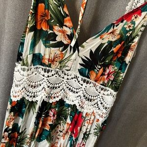 NWT Cupshe backless floral maxi dress. ADORABLE!! Women’s size medium.